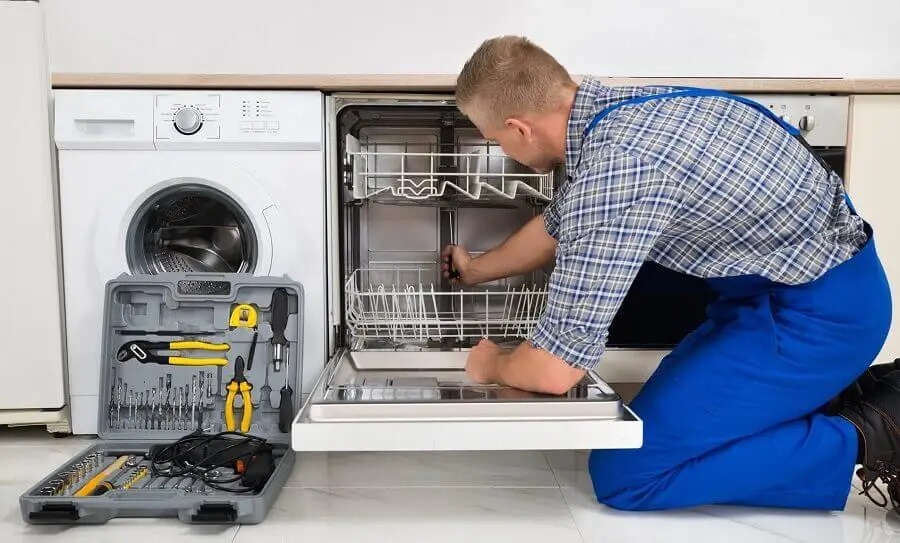 Kuşadası Gorenje servisi teknisyen ekibi beyaz eşya tamiri yaparken